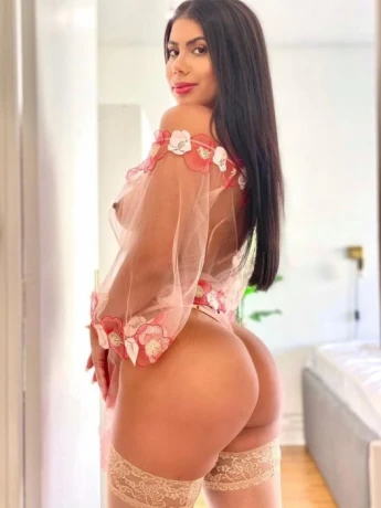 Lara Brazil — 4 / 5