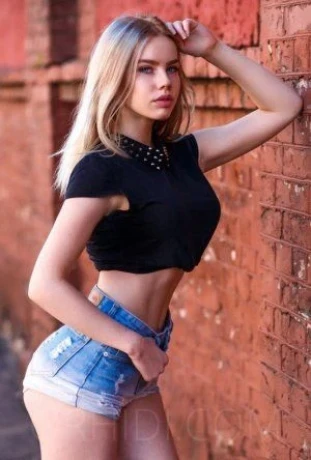 Danielle — 1 / 4