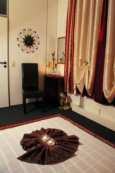 MASSAGE-WELTEN — 8 / 9