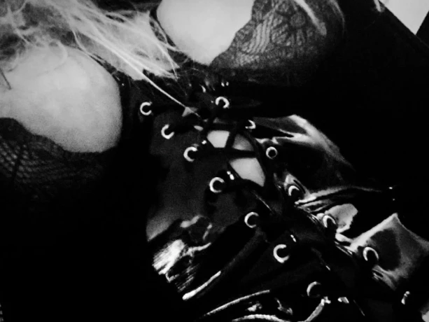 Mistress Royale — 4 / 5