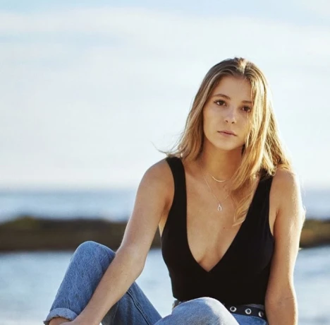 Veronika — 2 / 3