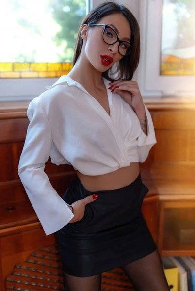 Lady Alira De Vil Im Studio Centric — 16 / 23