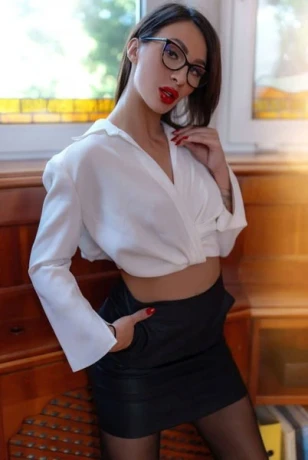 Lady Alira De Vil Im Studio Centric — 16 / 23