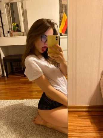 Adriana — 1 / 5