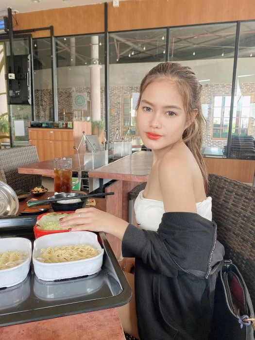 Amora — 2 / 5