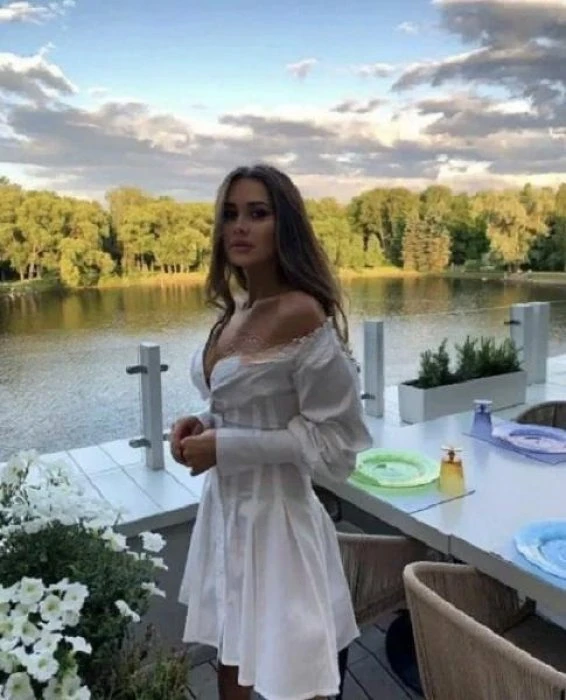 Lara, Escort, Tirana