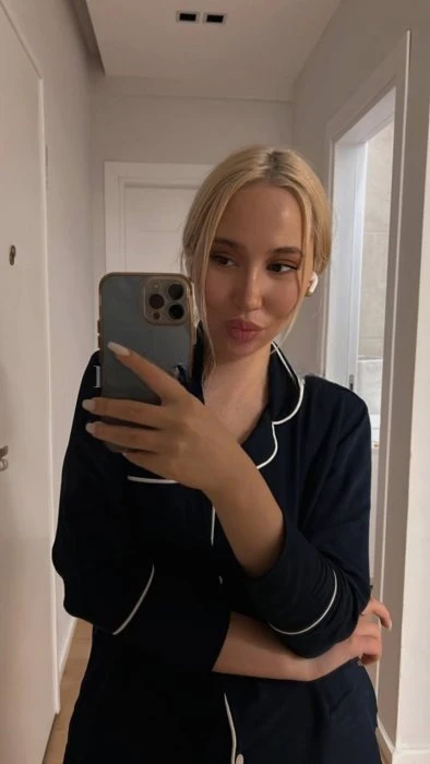 Elina — 2 / 3