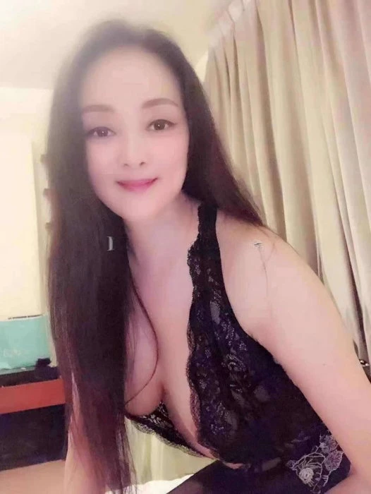 Alice, Escort, Manama