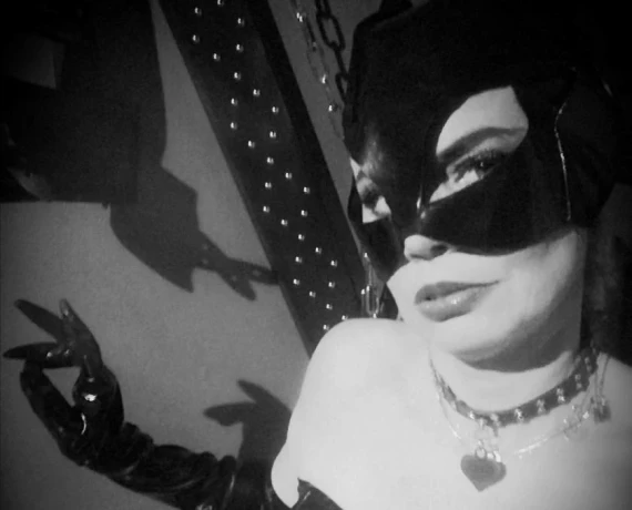 Nord Lady In Lack Leder Latex — 1 / 3