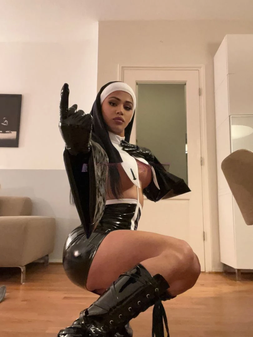 Vanessa Donado — 2 / 12