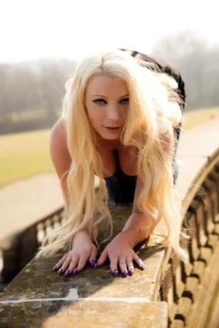 Fabienne Fox — 21 / 24