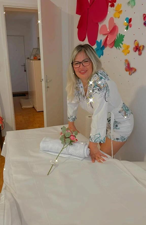 Sommer Aktion Sinnliche Massage Mit Reif Huebsch Frau — 2 / 3