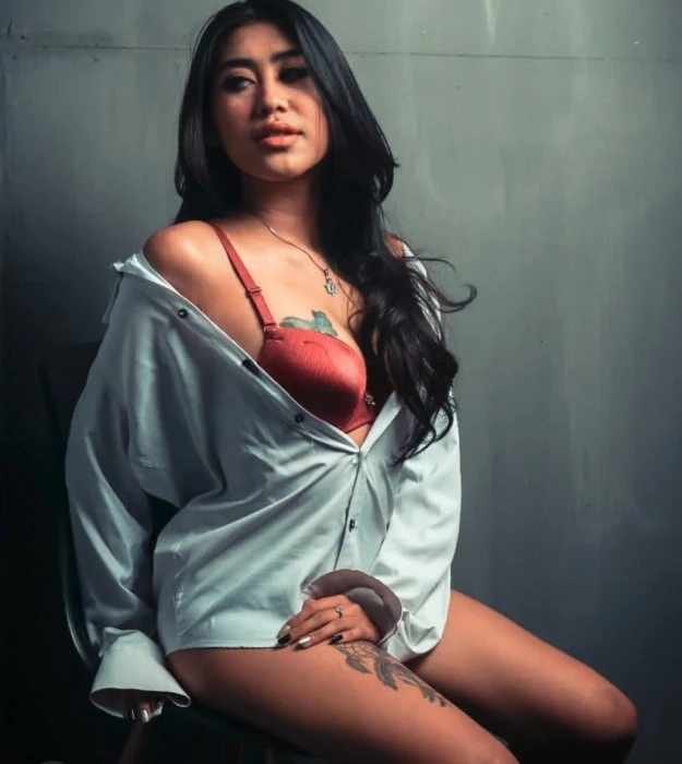 Maura — 1 / 3