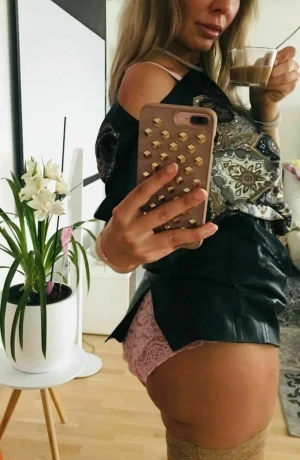 Manuela Sk — 2 / 8