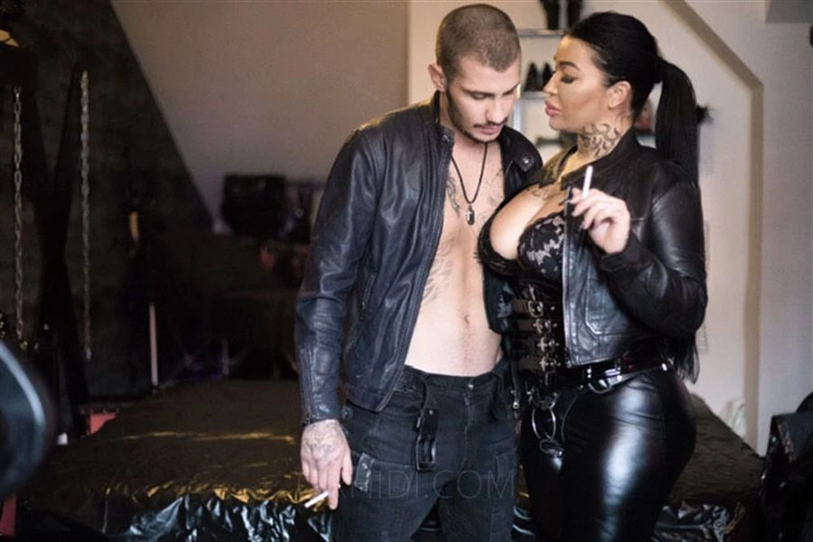 Domina Vicky — 16 / 24