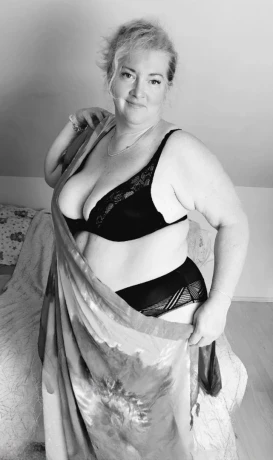 Sg Sinnliche Erotische Tantra Massage Mit Wunderschoenen Busen — 1 / 3