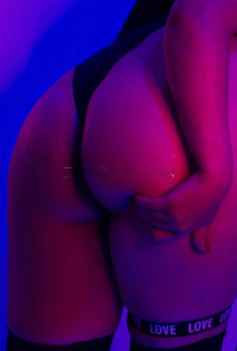Lola Masseuse — 7 / 9