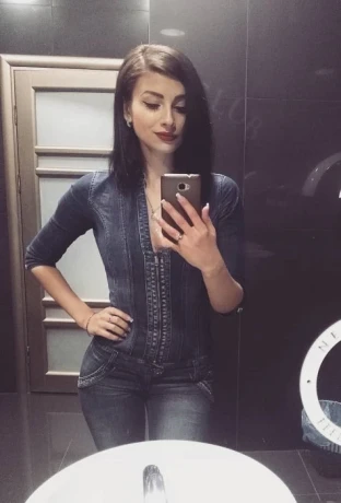 Lena Amatour — 3 / 4