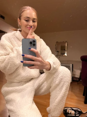Karina — 3 / 6