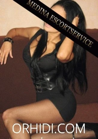 Karina (25) - Experimentierfreudig — 1 / 3