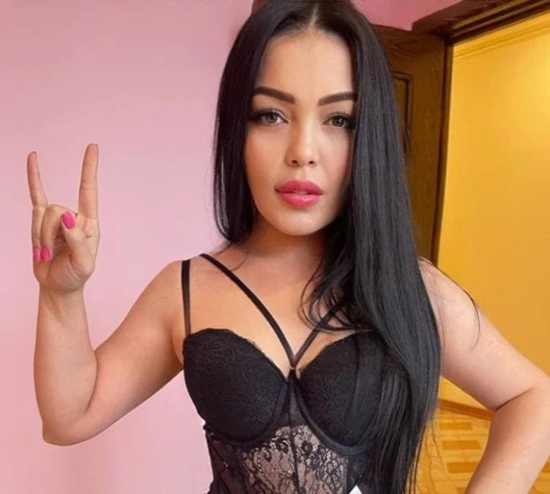 Oksana — 2 / 3