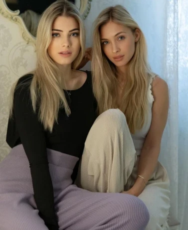 Trudy & Carmela "duo with girl" — 4 / 5