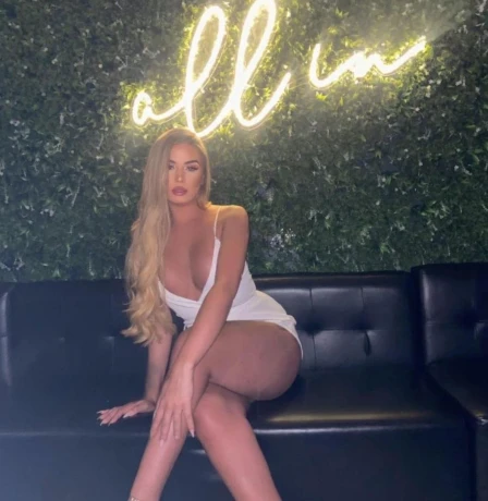 Trans Giselle Muller — 4 / 5