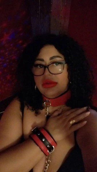 Dominant Lady — 2 / 3