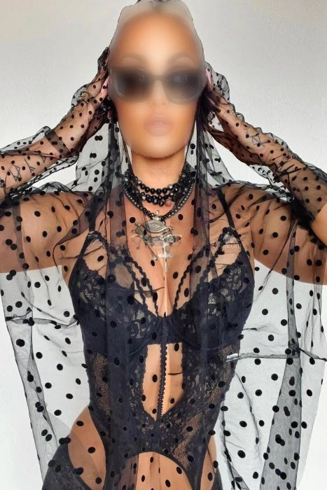 Samantha — 2 / 9