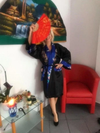 Freya Susse Asiatin — 1 / 3