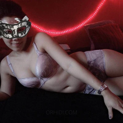 YiYi, Escort, Paris