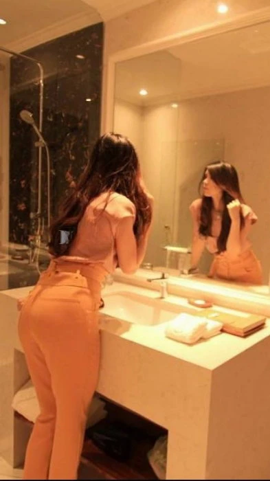 Bella — 2 / 4