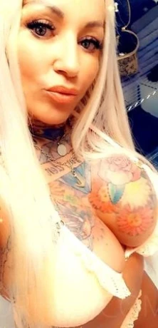Tattoomodel Gina blond P*rno — 23 / 24
