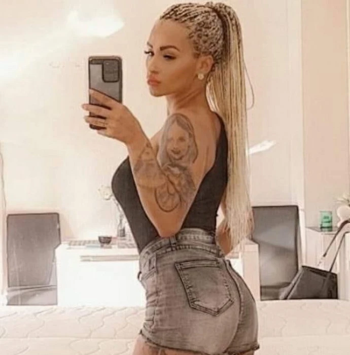 Alexia — 3 / 4