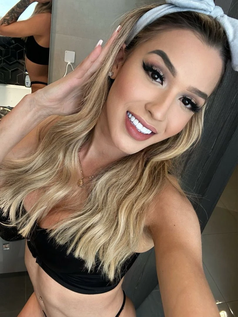 Lara Lopes — 9 / 12