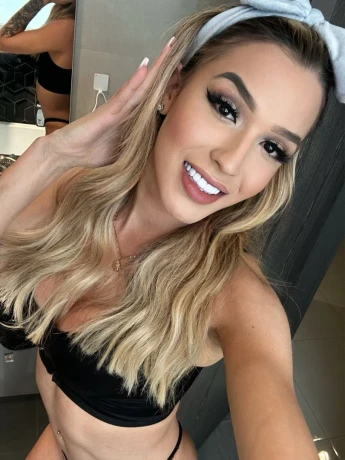 Lara Lopes — 9 / 12