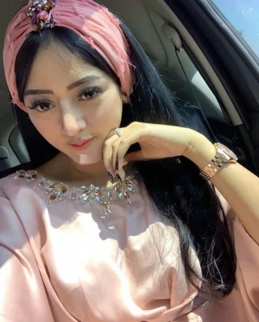 Rini Amora — 1 / 4