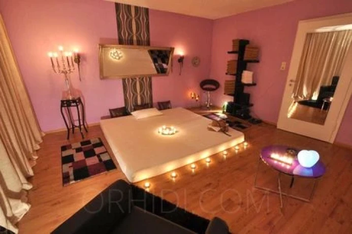 Kaskade Massagestudio - prof. Nuru-Anwendungen — 22 / 24