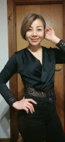 Nan  nye pige med langt hår taler godt dansk  Åben alle dag i højeTåstrup og Hedehu — 1 / 7