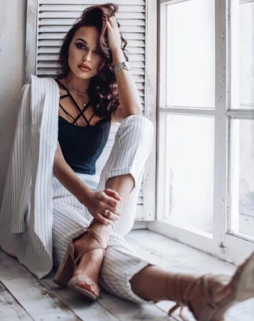 Angie — 2 / 5