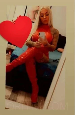 Tattoomodel Gina blond P*rno — 17 / 24