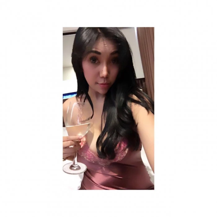 Julia Dewi — 4 / 6