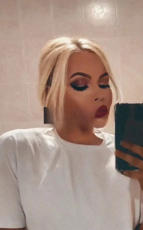 Blondie Kenyan — 2 / 4