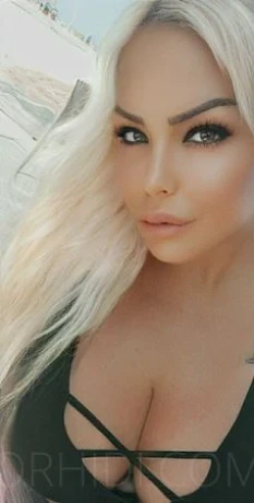 VOLLBUSIGE PORNOQUEEN TS DANYELLA! — 3 / 10