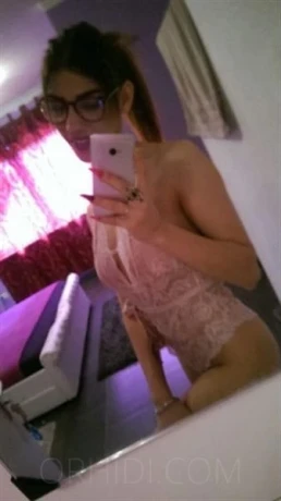 LAURA AUS UNGARN  IM PUPPENHAUS  ERLANGEN — 2 / 3