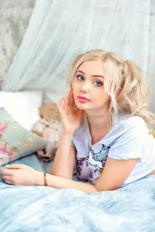 EMILY Paris — 3 / 5