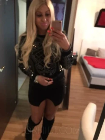 SIE (26J.) ATTRAKTIV BIETET... — 2 / 3