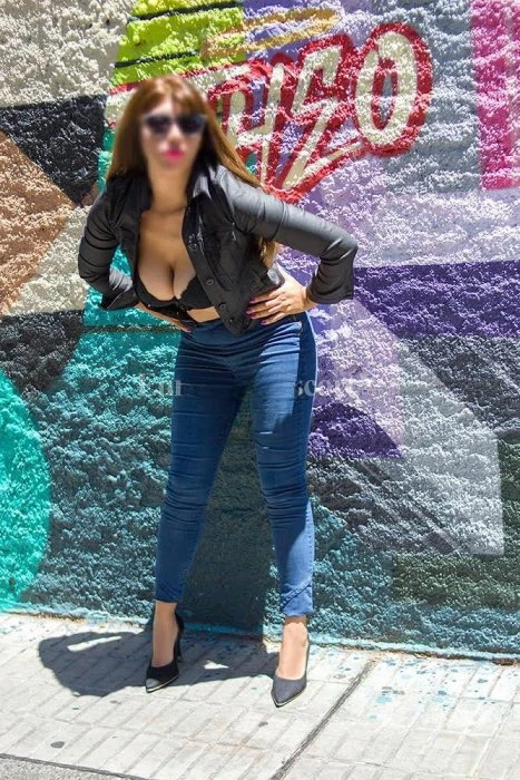 Lola Masseuse — 2 / 9