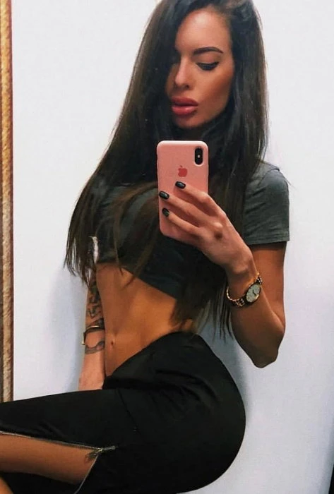 Gina — 3 / 4