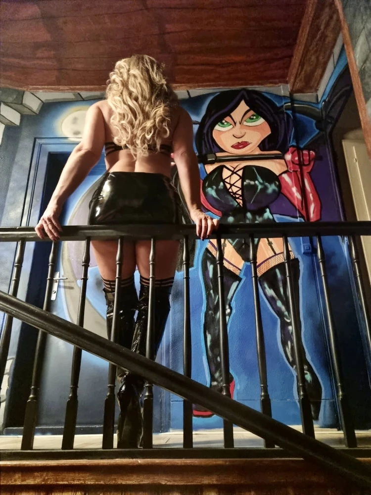 Lady Dana — 4 / 5